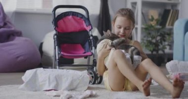 Kız bir kedi şımartan