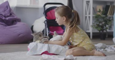 Kız bir kedi şımartan