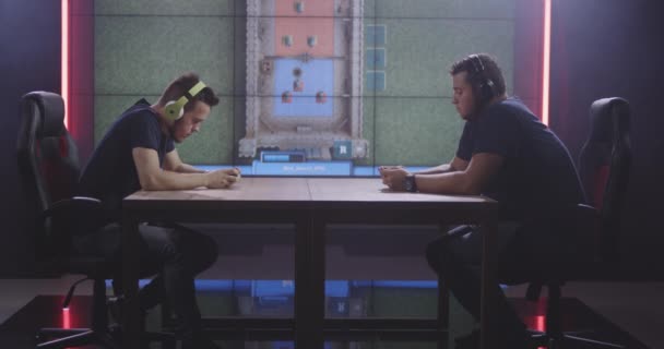 Δύο άνδρες που παίζουν κινητό παιχνίδι σε ένα τουρνουά — Αρχείο Βίντεο