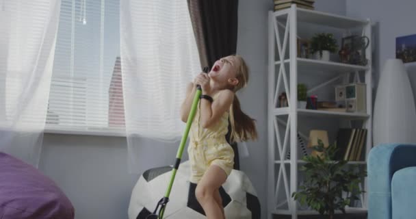 Chica cantando con mango de fregona — Vídeos de Stock