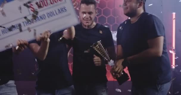 Ομάδα τουρνουά τυχερών παιχνιδιών που γιορτάζει τη νίκη τους — Αρχείο Βίντεο