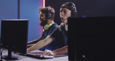 Oyun turnuvasında oynayan genç kadın