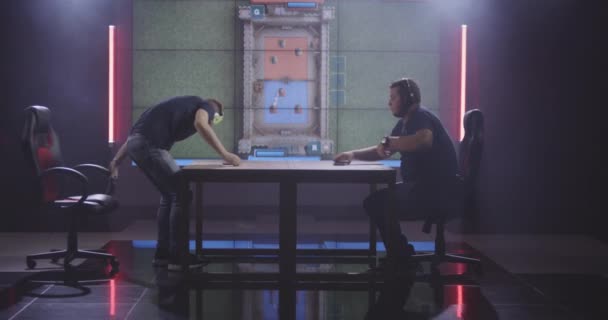 Twee mannen spelen mobiele spel op een toernooi — Stockvideo