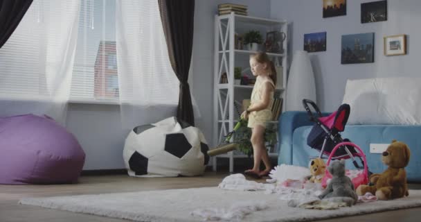 Meisje schoonmaken vloer met spons MOP — Stockvideo