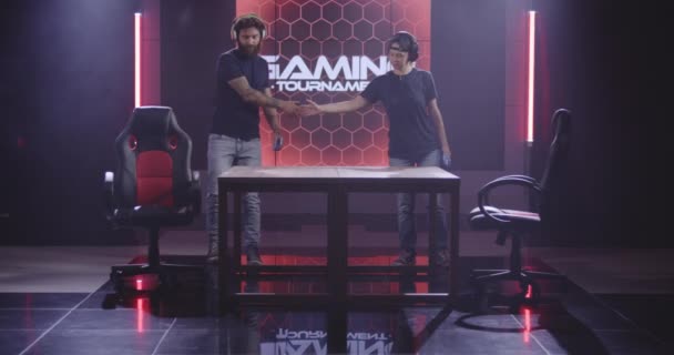 Homem e mulher competindo em um torneio de jogos móveis — Vídeo de Stock