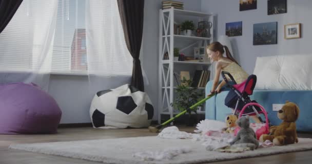 Chica limpieza piso con esponja fregona — Vídeos de Stock