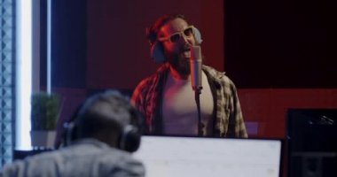 Stüdyoda tutkulu vokalist kayıtları