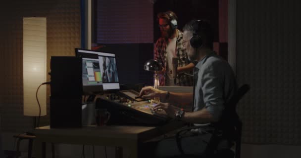 Foley artysta i inżynier dźwięku pracujący w studiu — Wideo stockowe