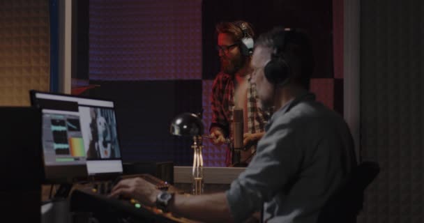 Foley artista e ingeniero de sonido que trabaja en el estudio — Vídeo de stock