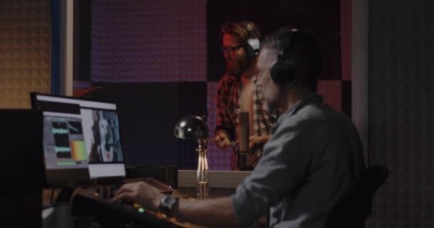 Foley artista e ingeniero de sonido que trabaja en el estudio — Vídeos de Stock