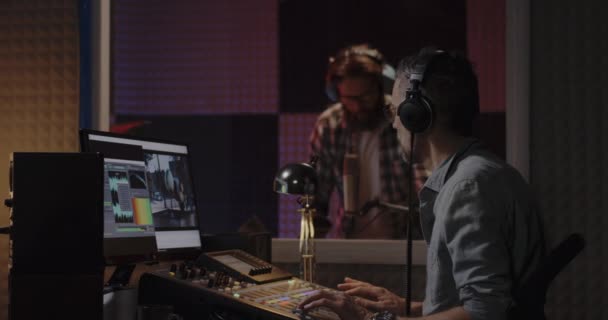 Foley artista e ingeniero de sonido que trabaja en el estudio — Vídeos de Stock