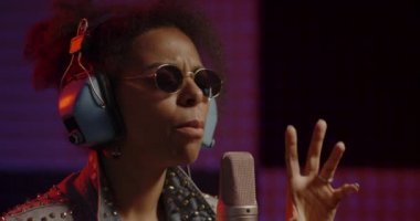 Kayıt standında şarkı söyleyen kadın