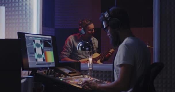 Gitarist en geluidstechnicus werken in Studio — Stockvideo