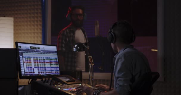 Man het opnemen van zijn eigen stem deel in Studio — Stockvideo