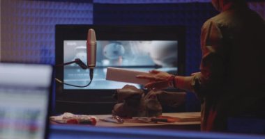 Foley sanatçılar ve ses mühendisi stüdyoda çalışan