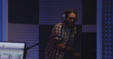 Stüdyodan çalışan Foley sanatçısı