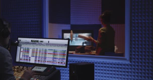 Foley artiesten en geluidstechnicus werken in Studio — Stockvideo