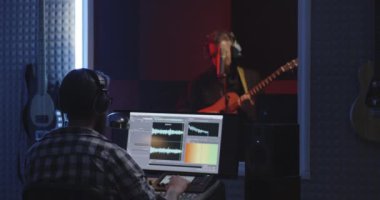 Stüdyo çalışan gitarist ve ses mühendisi