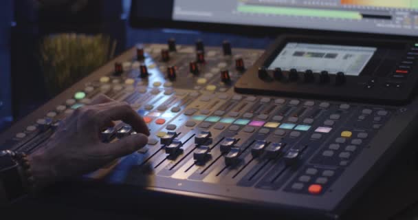 Ingeniero de sonido operando la consola de mezcla — Vídeos de Stock