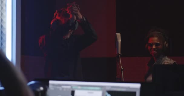Певицы и звукорежиссер, работающие в студии — стоковое видео