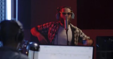 Stüdyoda tutkulu vokalist şarkı