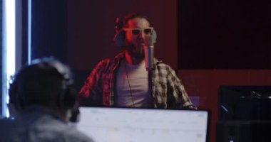 Stüdyoda tutkulu vokalist şarkı