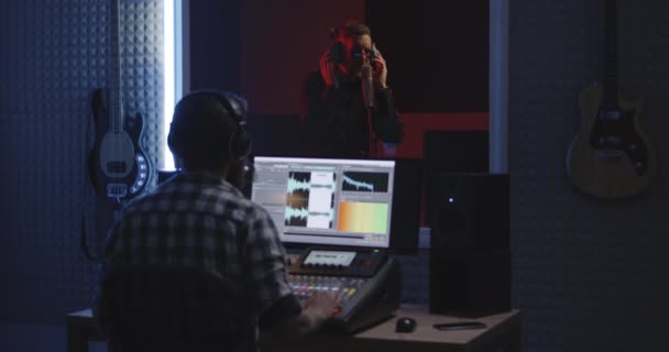 Skådespelare gör röst över i Sound Studio — Stockvideo