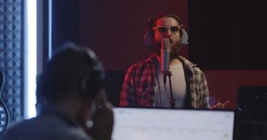 Stüdyoda tutkulu vokalist şarkı