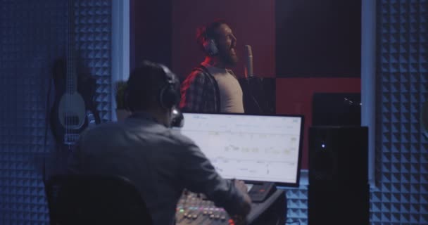 Geluidstechnicus en zanger opname zang in Studio — Stockvideo