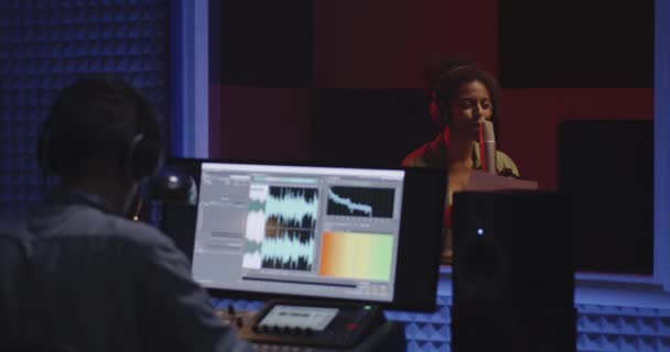 Oyuncu ses stüdyosunda ses yapıyor — Stok video