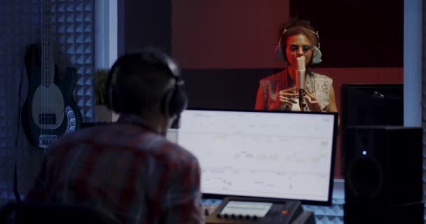 Chanteuse en studio d'enregistrement — Video