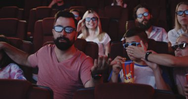 Sinemada onların çocuk gözleri kapsayan ebeveynler