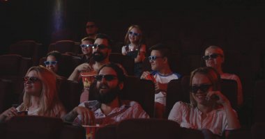 Sinemada komedi filmi izlerken filmgoers