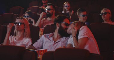 Konuşma ile çift rahatsız sinema seyirci