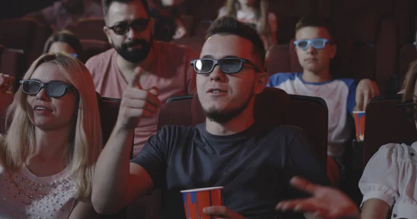 Homem estragando filme para colegas de cinema no cinema — Fotografia de Stock