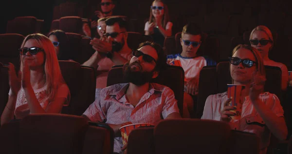 Hombre durmiendo a través de una película en un cine —  Fotos de Stock