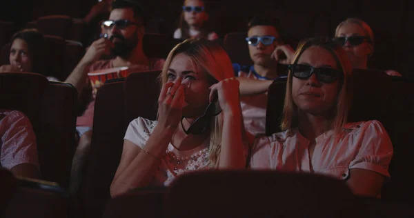 Kvinnor gråter i Cinema — Stockfoto