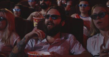 Genç adam sinema film izlemek