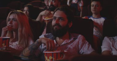 Genç adam sinema film izlemek