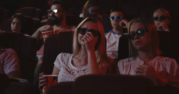 Kvinnor gråter i Cinema — Stockfoto