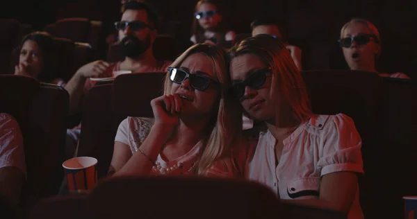 Vrouwen kijken trieste film in de bioscoop — Stockfoto
