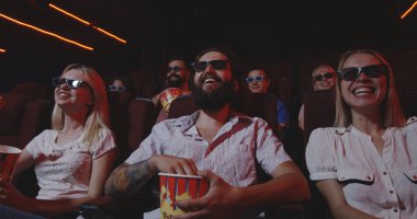 İzleyici sinemada komedi film izliyor