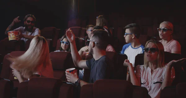 Man förstör film för andra biobesökare i Cinema — Stockfoto