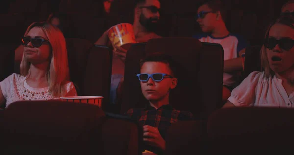 Chłopiec ogląda film komediowy w kinie — Zdjęcie stockowe