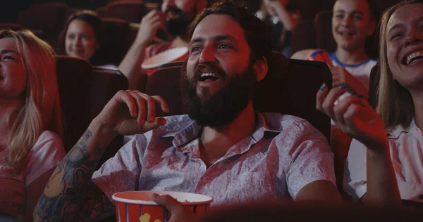 Moviegoři sleduješ komediální film v kině — Stock fotografie