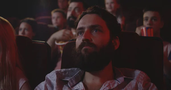 Jonge man kijken naar film in de bioscoop — Stockfoto