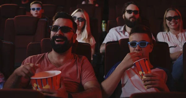 Padre e hijo viendo comedia en el cine —  Fotos de Stock