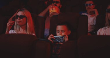 Oğlan korsan film içinde sinema ile Smartphone
