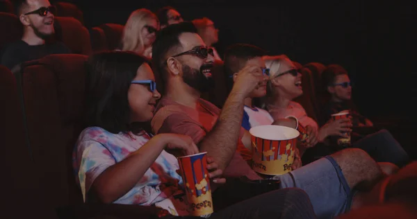 Семья ест попкорн в кино — стоковое фото