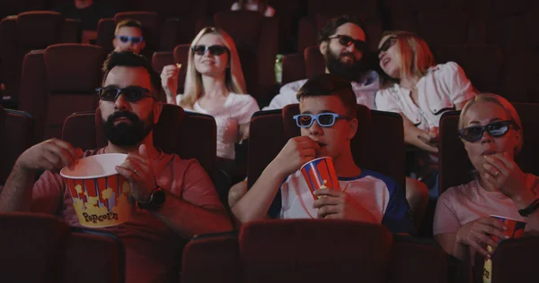 Padres cubriendo sus ojos de niños en el cine —  Fotos de Stock